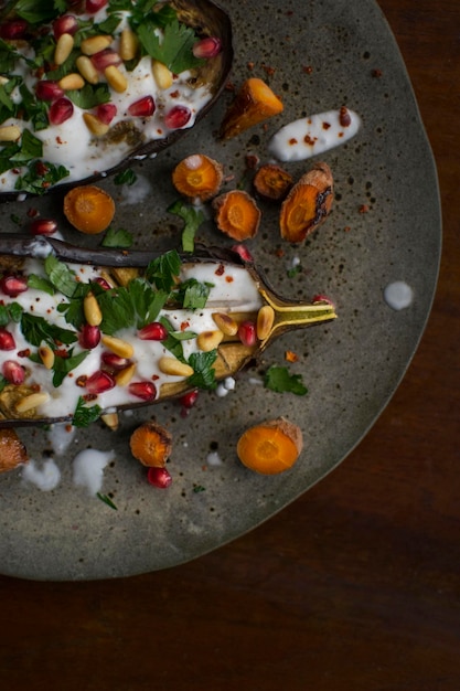 Un primer plano de la deliciosa berenjena servida en el plato