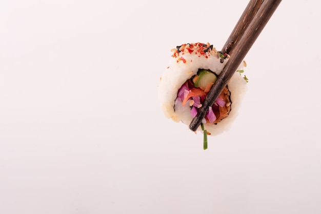 Primer plano de deliciosa comida japonesa con rollo de sushi con camarones de atún salmón con palillos de madera