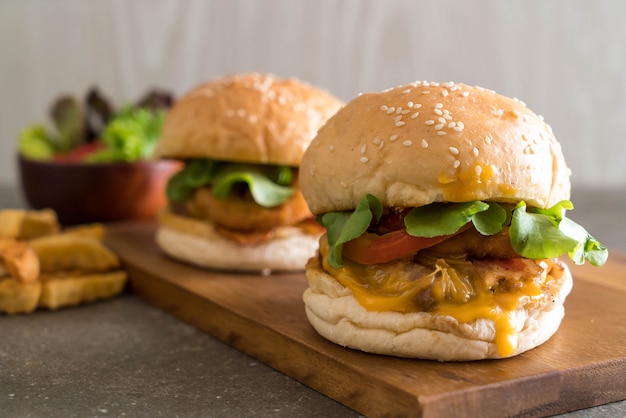 Foto primer plano de la deliciosa hamburguesa casera