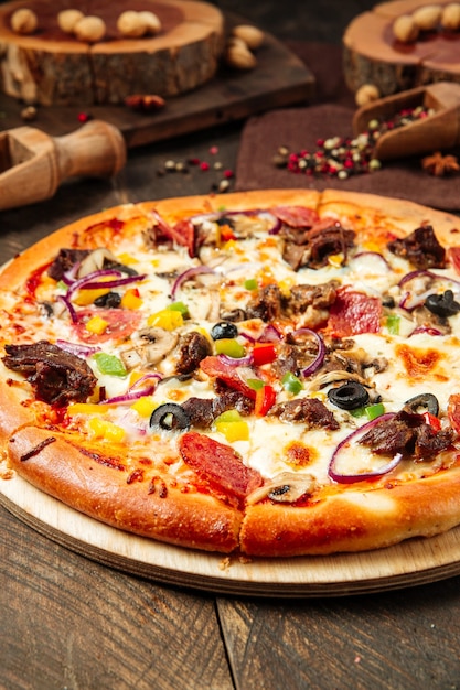 Primer plano de deliciosa pizza fresca