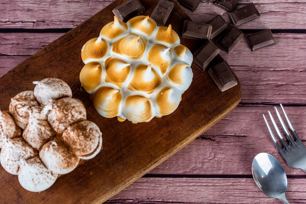 Primer plano de una deliciosa tarta de chocolate y limón mini