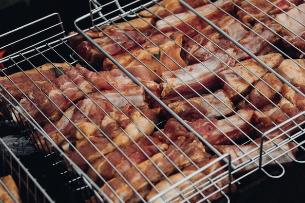 Primer plano de deliciosas costillas marinadas para barbacoa