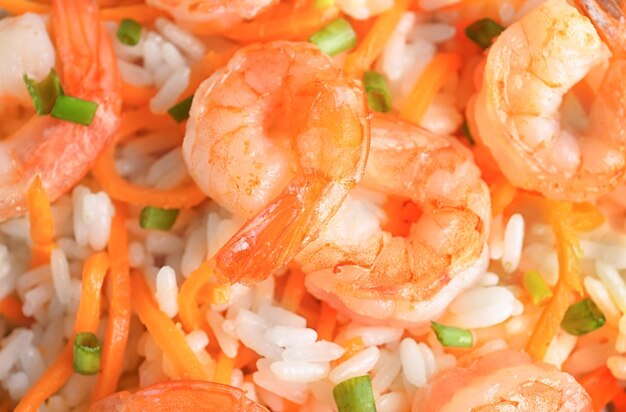 Primer plano de delicioso arroz frito con camarones