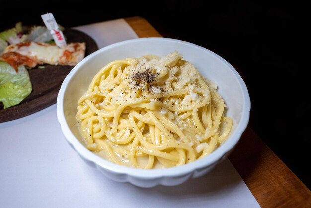 Un primer plano de un delicioso cacio e pepe - espagueti de queso y pimienta en un restaurante italiano