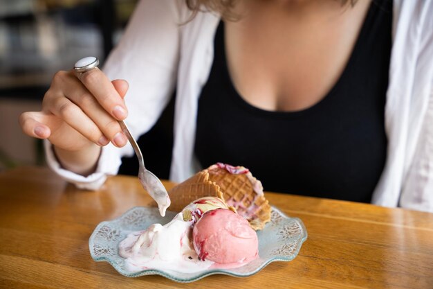 Primer plano de un delicioso helado en las manos