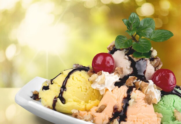 Foto primer plano de delicioso helado en plato blanco sobre fondo