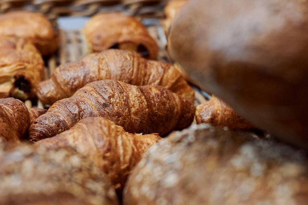 Un primer plano de deliciosos croissants caseros