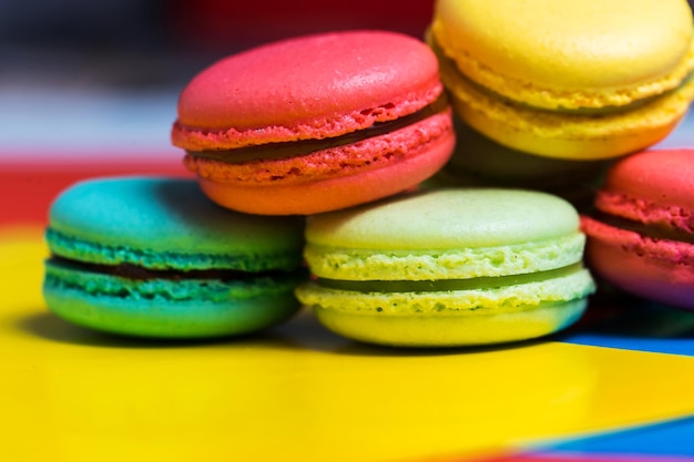 Primer plano de deliciosos macarrones frescos con diferentes rellenos en la mesa, fotografía macro