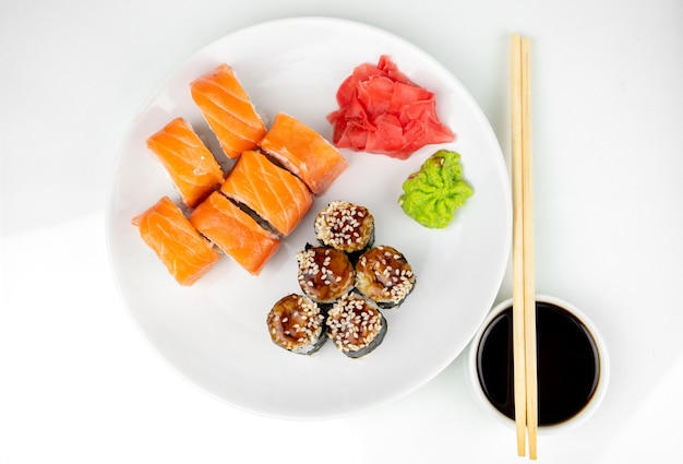 Primer plano de deliciosos rollos de sushi