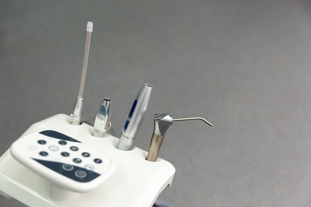Primer plano de un dentista moderno herramientas bruñidores