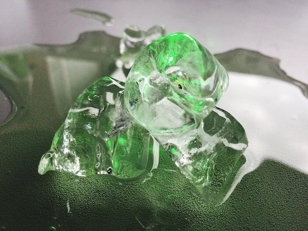 Primer plano del derretimiento del hielo en la mesa
