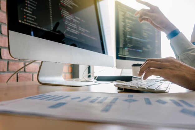 Primer plano de desarrolladores de software trabajando en la mesa