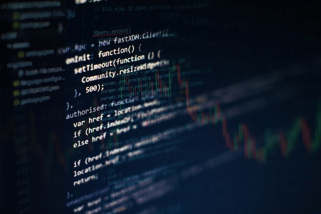 Primer plano de desarrollo de tecnologías de programación y codificación. Desarrollador que trabaja en códigos de sitios web en la oficina.