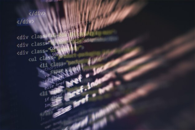 Primer plano de desarrollo de tecnologías de programación y codificación. Desarrollador que trabaja en códigos de sitios web en la oficina.