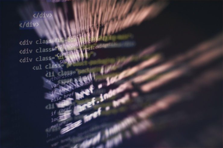 Foto primer plano de desarrollo de tecnologías de programación y codificación. desarrollador que trabaja en códigos de sitios web en la oficina.