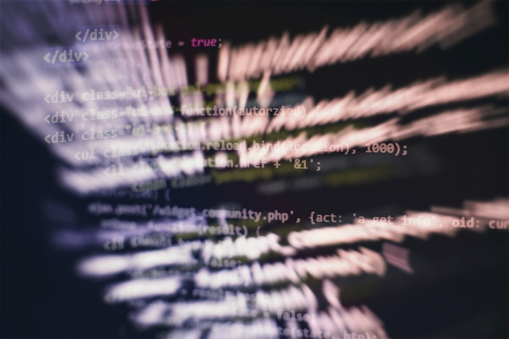 Foto primer plano de desarrollo de tecnologías de programación y codificación. desarrollador que trabaja en códigos de sitios web en la oficina.