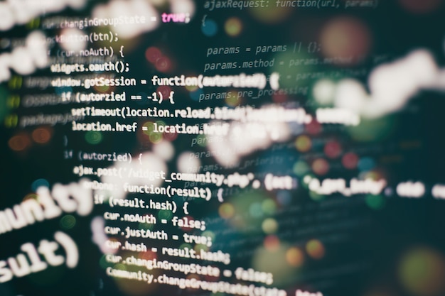 Primer plano de desarrollo de tecnologías de programación y codificación. Desarrollador que trabaja en códigos de sitios web en la oficina.