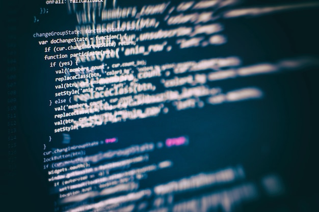 Primer plano de desarrollo de tecnologías de programación y codificación. Desarrollador que trabaja en códigos de sitios web en la oficina.