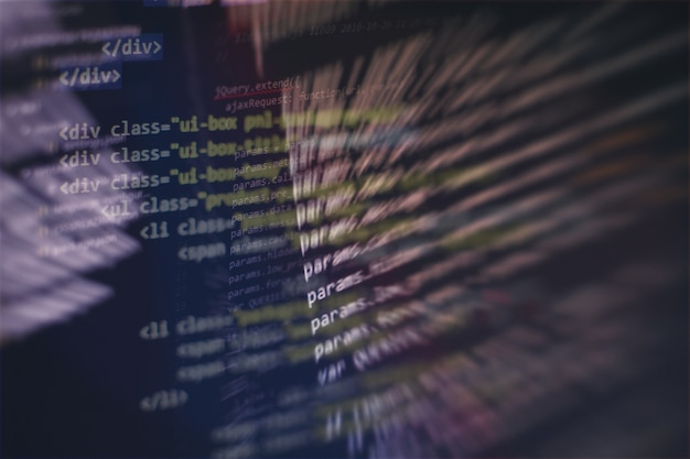 Primer plano de desarrollo de tecnologías de programación y codificación. Desarrollador que trabaja en códigos de sitios web en la oficina.