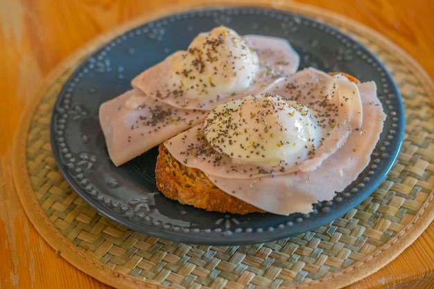 Primer plano del desayuno en la cama