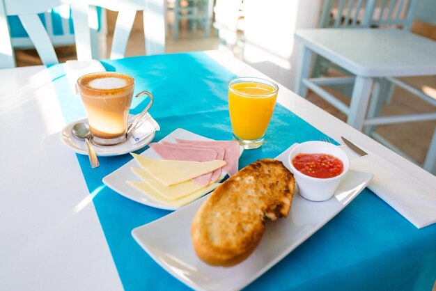 Primer plano del desayuno mediterráneo