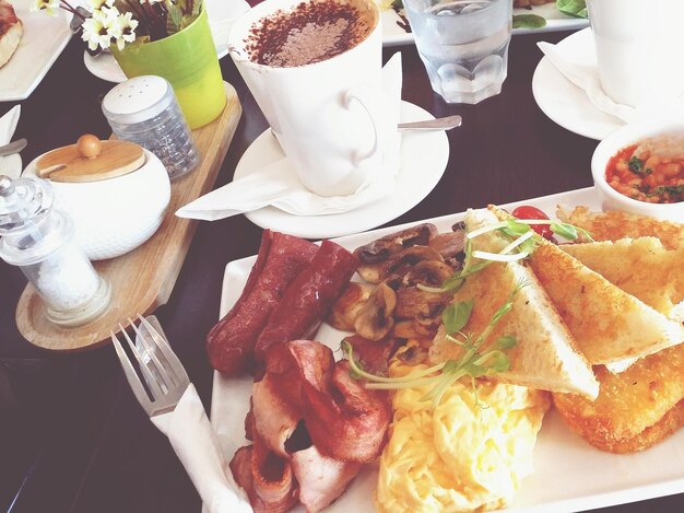 Foto primer plano del desayuno en la mesa