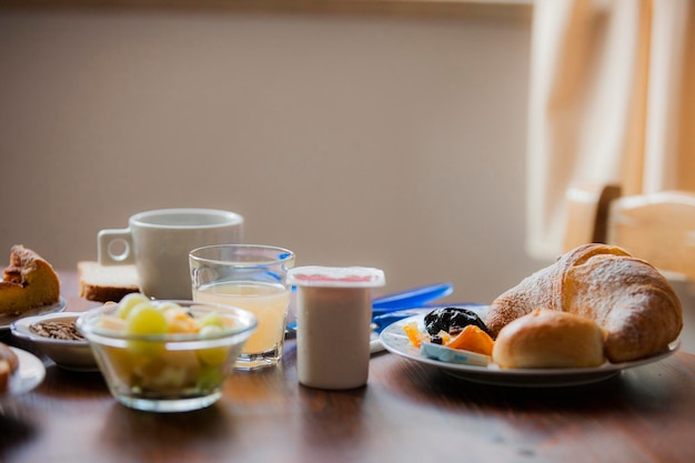 Foto primer plano del desayuno en la mesa