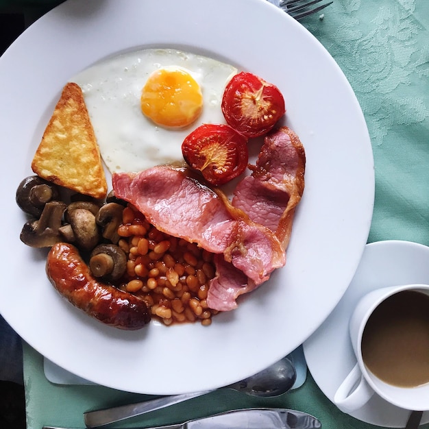 Foto primer plano del desayuno en un plato