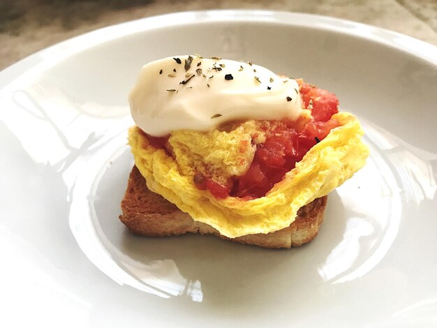 Primer plano del desayuno en un plato