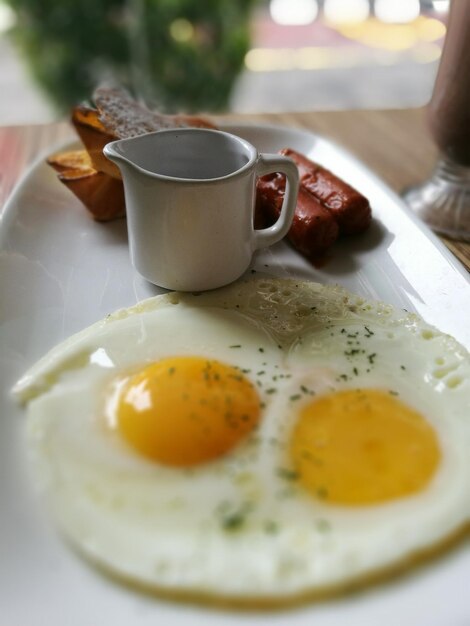 Foto primer plano del desayuno servido en la mesa