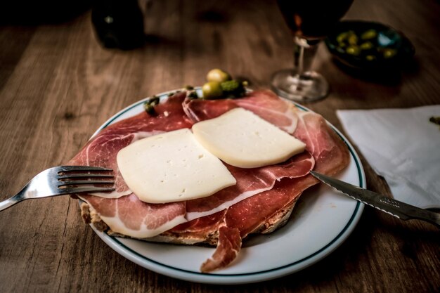 Foto primer plano del desayuno servido en la mesa