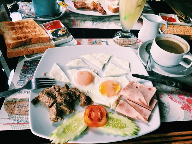 Foto primer plano del desayuno servido en la mesa