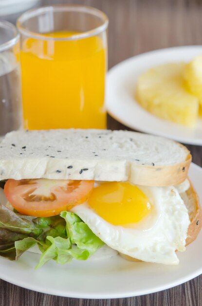 Primer plano del desayuno servido en la mesa