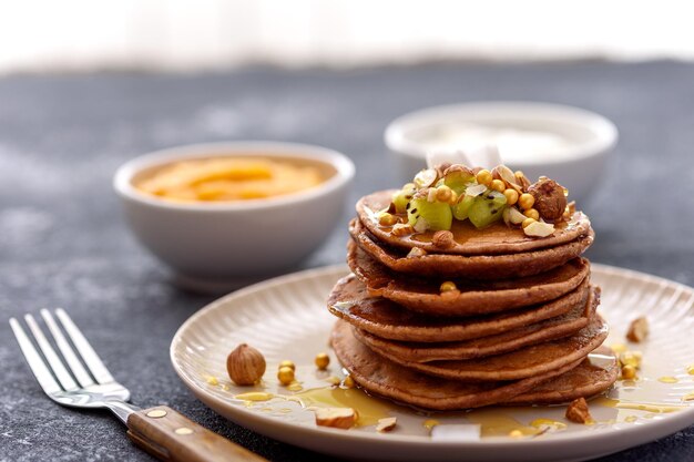 Foto primer plano del desayuno servido en la mesa