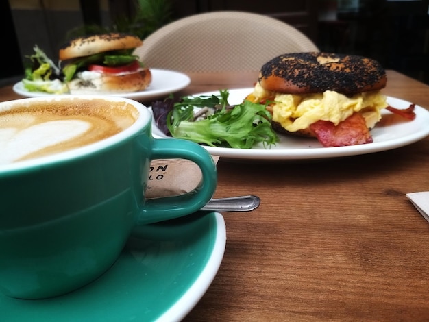 Foto primer plano del desayuno servido en la mesa