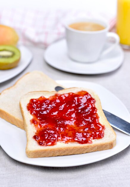 Foto primer plano del desayuno servido en la mesa