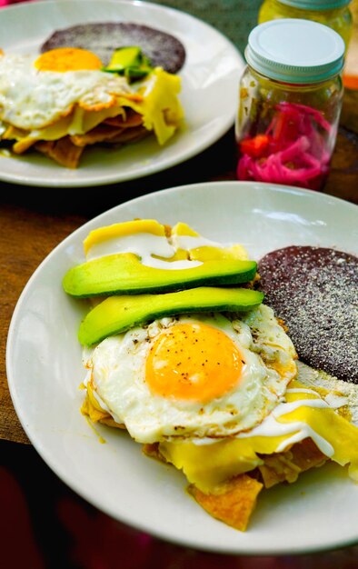 Primer plano del desayuno servido en la mesa