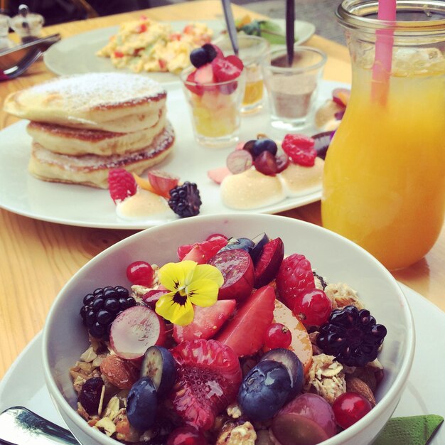 Foto primer plano del desayuno servido en la mesa