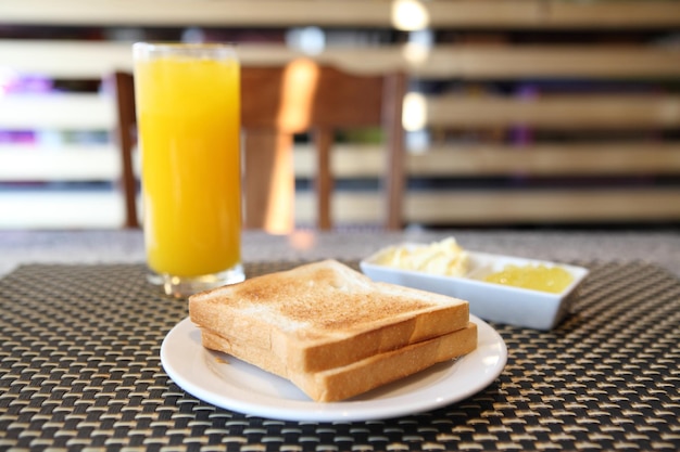 Foto primer plano del desayuno servido en la mesa