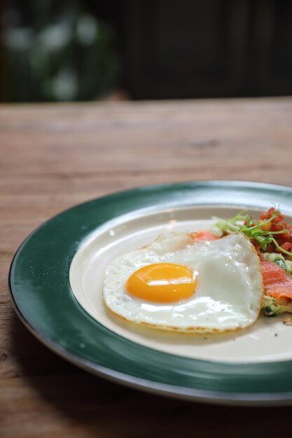 Foto primer plano del desayuno servido en la mesa