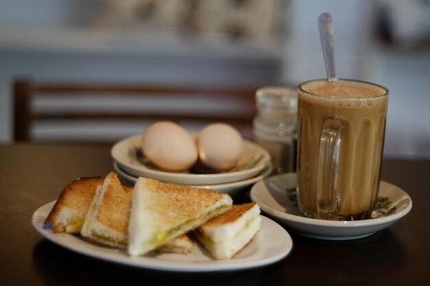 Foto primer plano del desayuno servido en la mesa