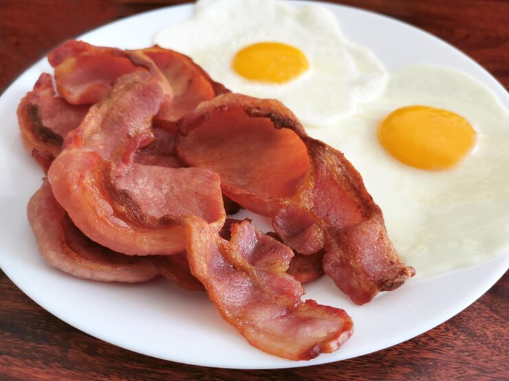 Foto primer plano del desayuno servido en la mesa