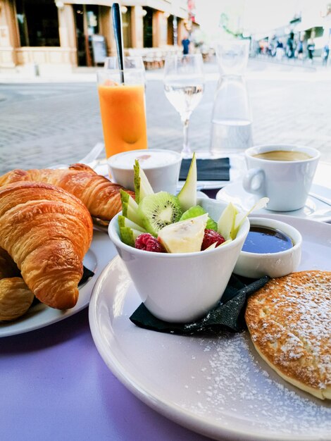 Foto primer plano del desayuno servido en la mesa