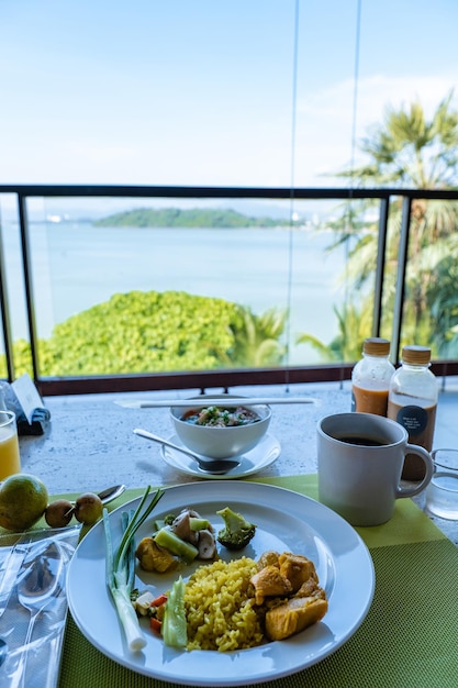 Foto primer plano del desayuno servido en la mesa