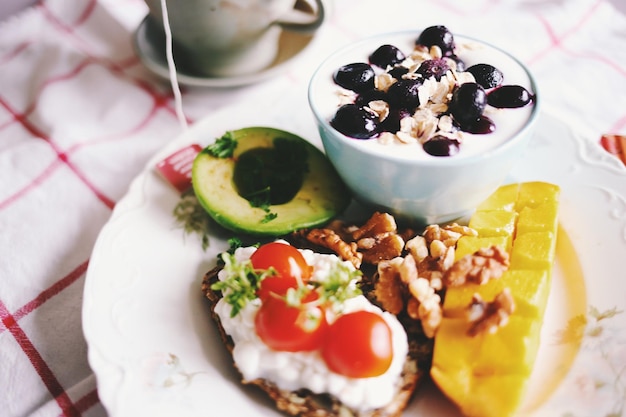 Foto primer plano del desayuno servido en un plato