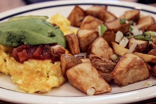 Foto primer plano del desayuno servido en un plato