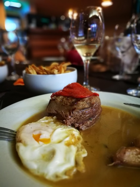 Foto primer plano del desayuno servido en un plato