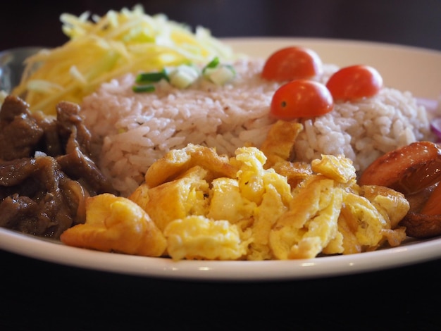 Foto primer plano del desayuno servido en un plato