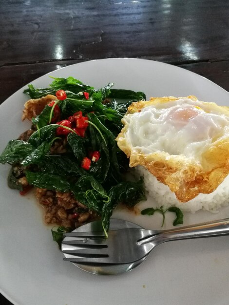 Primer plano del desayuno servido en un plato