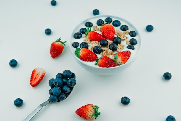 Primer plano del desayuno sobre un fondo blanco